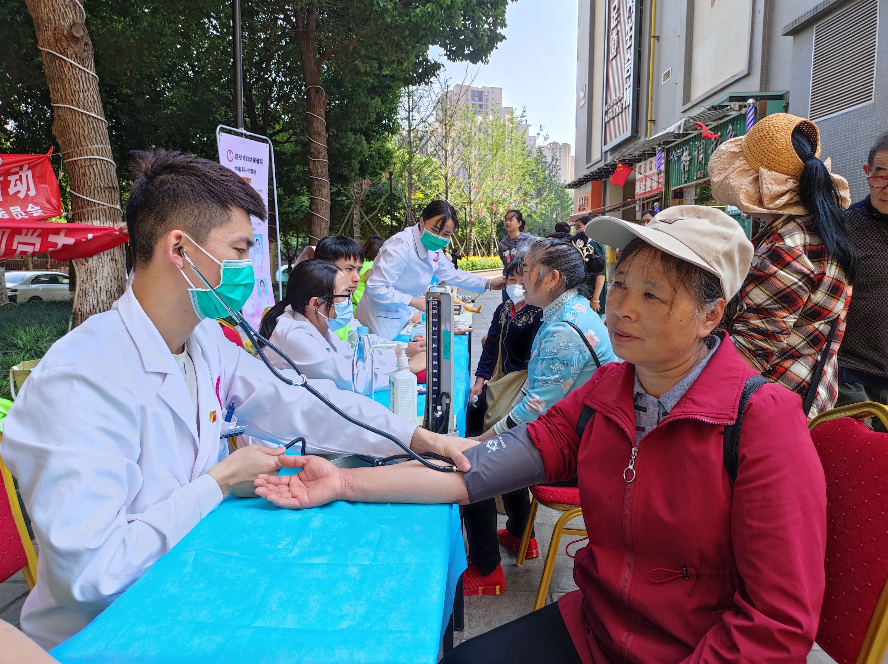 共联共建促发展，义诊服务送温暖——bat365官方网站医学院康复系党支部联合昆明市妇幼保健院中医科党支部及昆明市五华区龙院社区党委开展健康义诊活动 第 1 张