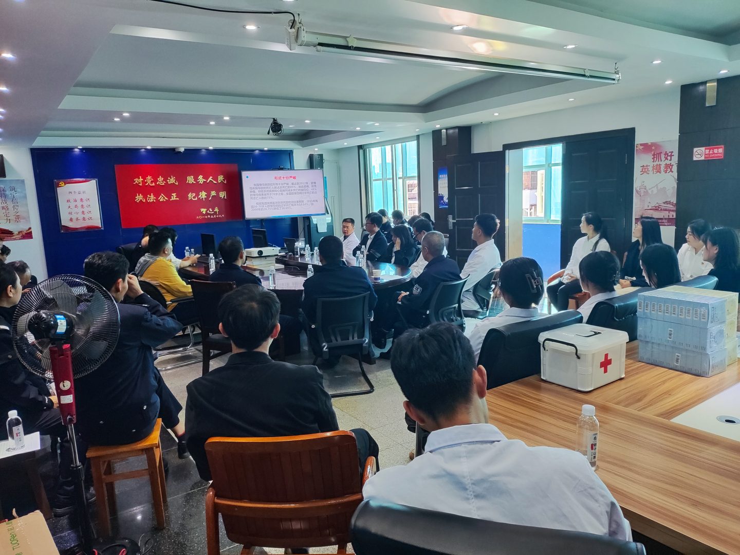 我为群众办实事/bat365官方网站医学院康复系党支部开展“共联共建促发展,义诊服务送温暖”活动 第 1 张 我为群众办实事/bat365官方网站医学院康复系党支部开展“共联共建促发展,义诊服务送温暖”活动 第 1 张