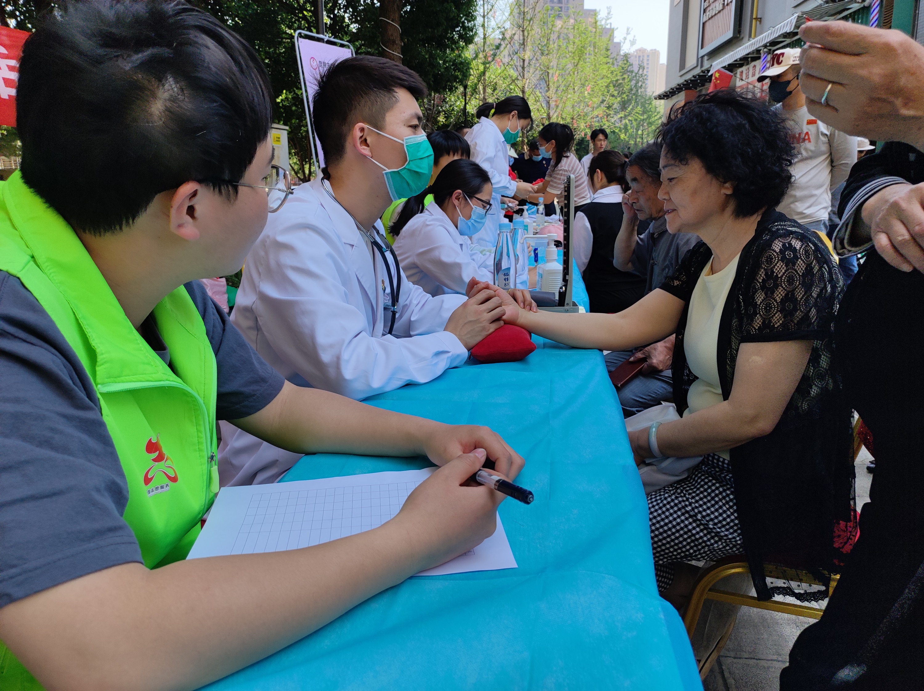 共联共建促发展，义诊服务送温暖——bat365官方网站医学院康复系党支部联合昆明市妇幼保健院中医科党支部及昆明市五华区龙院社区党委开展健康义诊活动 第 2 张