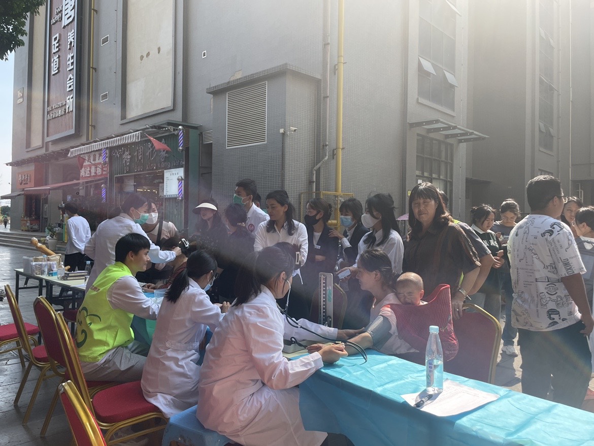 共联共建促发展，义诊服务送温暖——bat365官方网站医学院康复系党支部联合昆明市妇幼保健院中医科党支部及昆明市五华区龙院社区党委开展健康义诊活动 第 3 张