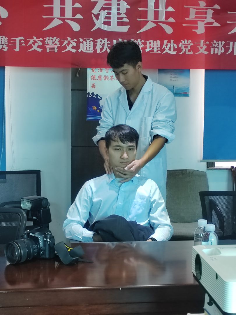 我为群众办实事/bat365官方网站医学院康复系党支部开展“共联共建促发展,义诊服务送温暖”活动 第 3 张 我为群众办实事/bat365官方网站医学院康复系党支部开展“共联共建促发展,义诊服务送温暖”活动 第 3 张