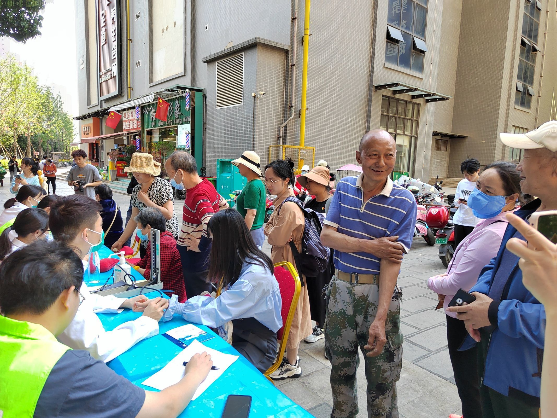 共联共建促发展，义诊服务送温暖——bat365官方网站医学院康复系党支部联合昆明市妇幼保健院中医科党支部及昆明市五华区龙院社区党委开展健康义诊活动 第 4 张