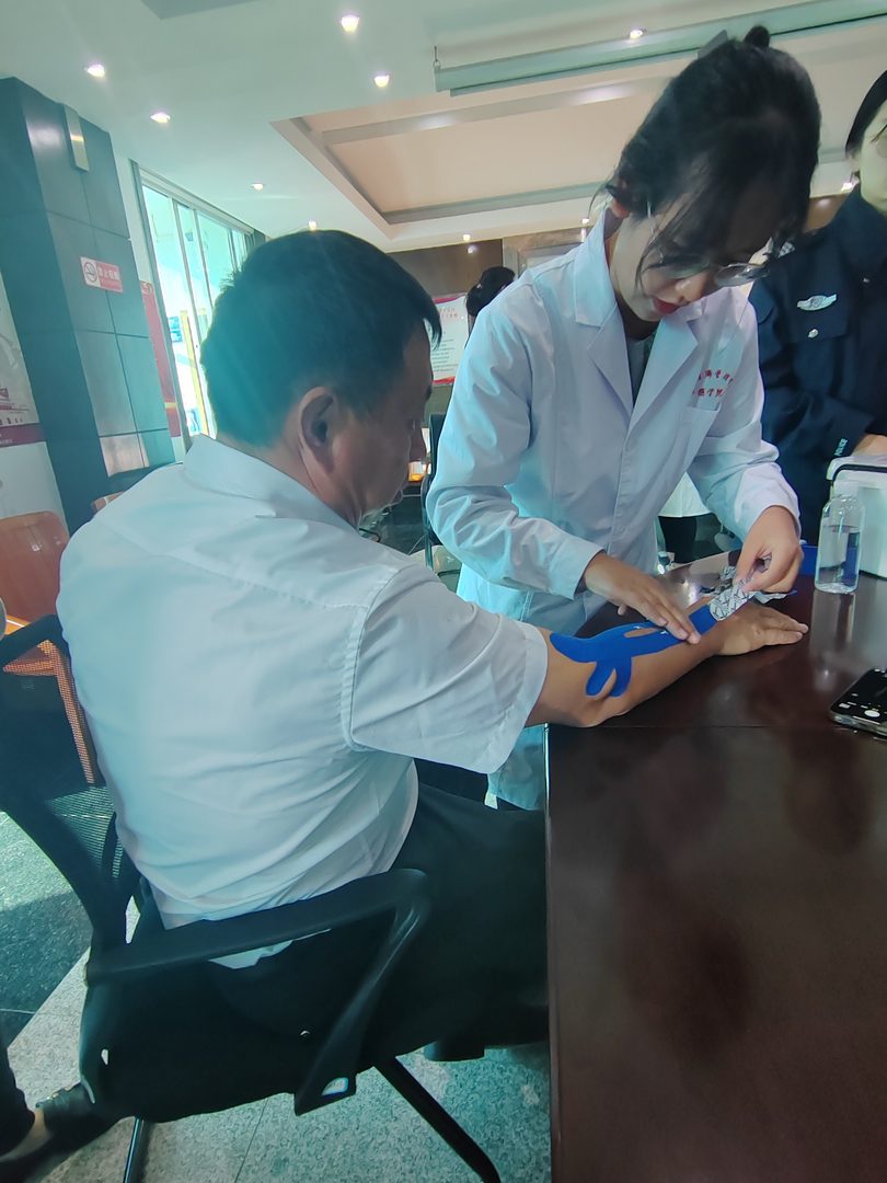 我为群众办实事/bat365官方网站医学院康复系党支部开展“共联共建促发展,义诊服务送温暖”活动 第 4 张 我为群众办实事/bat365官方网站医学院康复系党支部开展“共联共建促发展,义诊服务送温暖”活动 第 4 张