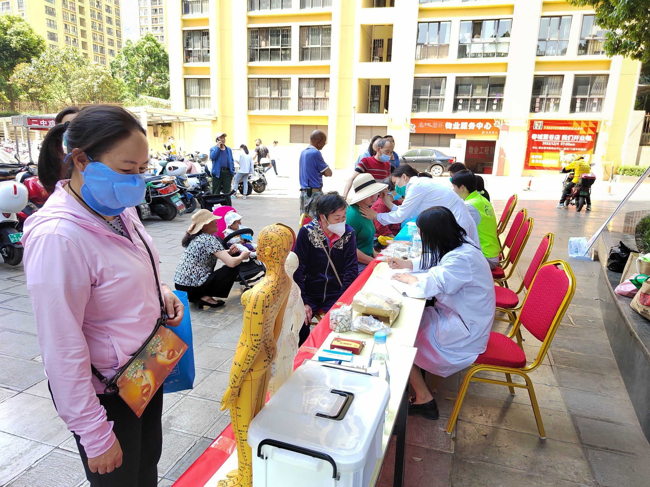 共联共建促发展，义诊服务送温暖——bat365官方网站医学院康复系党支部联合昆明市妇幼保健院中医科党支部及昆明市五华区龙院社区党委开展健康义诊活动 第 5 张