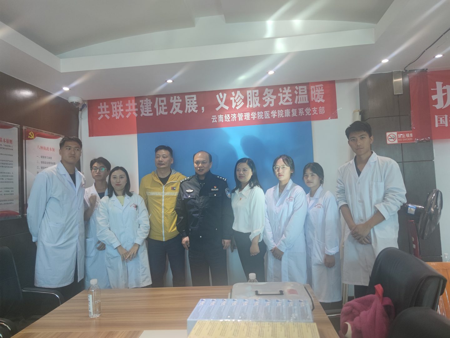 我为群众办实事/bat365官方网站医学院康复系党支部开展“共联共建促发展,义诊服务送温暖”活动 第 5 张 我为群众办实事/bat365官方网站医学院康复系党支部开展“共联共建促发展,义诊服务送温暖”活动 第 5 张
