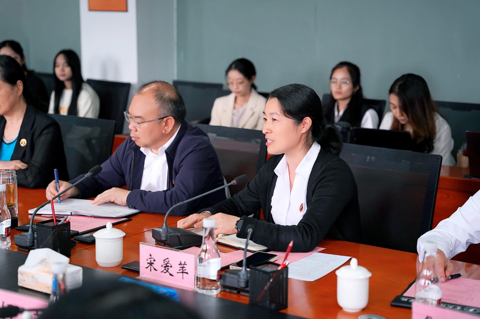 wps_doc_5.jpeg 校地互动,多向赋能 ——财会金融学院与安宁市工商业联合会 共建“安宁市民营企业案例库建设基地”项目签约揭牌顺利举行 第 1 张