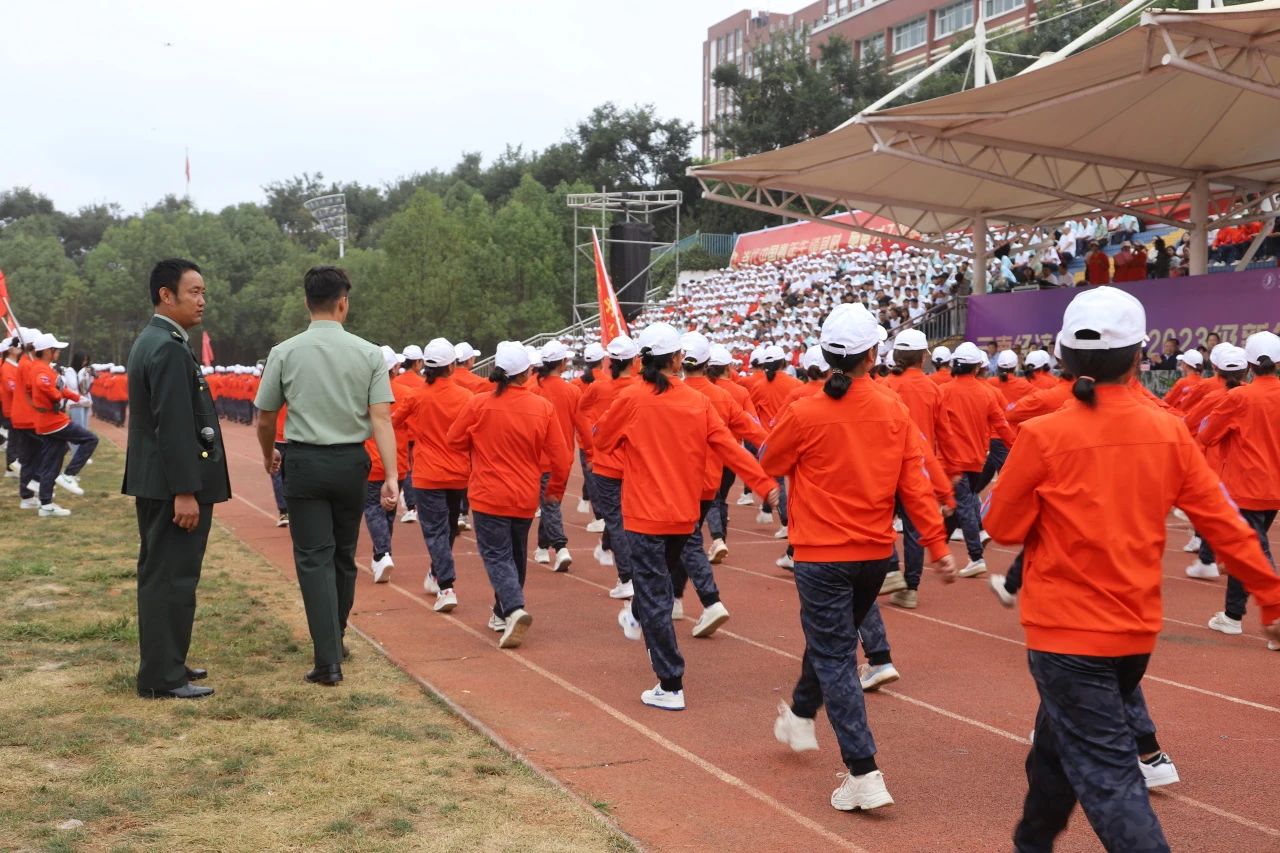 鲜衣怒马少年时 厉兵秣马点兵日——bat365官方网站医学院军训结业典礼 第 5 张
