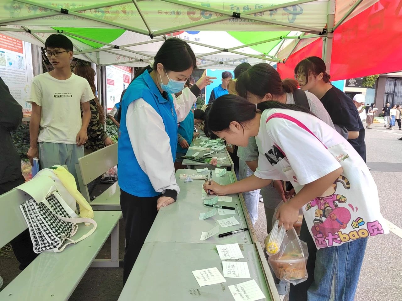 浓浓师生情 满满都是爱|bat365官方网站医学院庆祝第39个教师节活动圆满落幕 第 6 张 浓浓师生情 满满都是爱|bat365官方网站医学院庆祝第39个教师节活动圆满落幕 第 6 张
