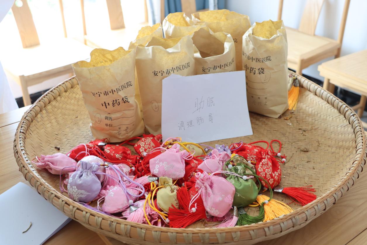 支部行动暖金秋 健康献礼教师节——bat365官方网站医学院开展教师节党员义诊服务活动 第 3 张