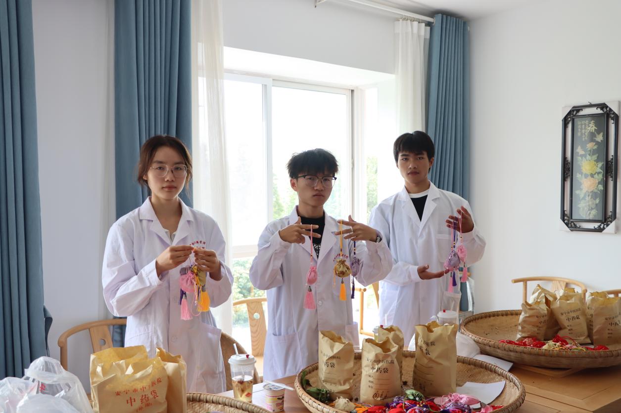 支部行动暖金秋 健康献礼教师节——bat365官方网站医学院开展教师节党员义诊服务活动 第 4 张