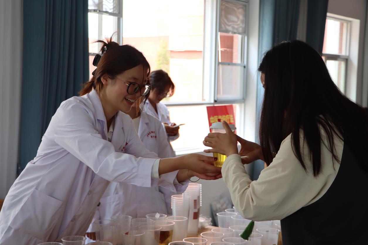 支部行动暖金秋 健康献礼教师节——bat365官方网站医学院开展教师节党员义诊服务活动 第 6 张