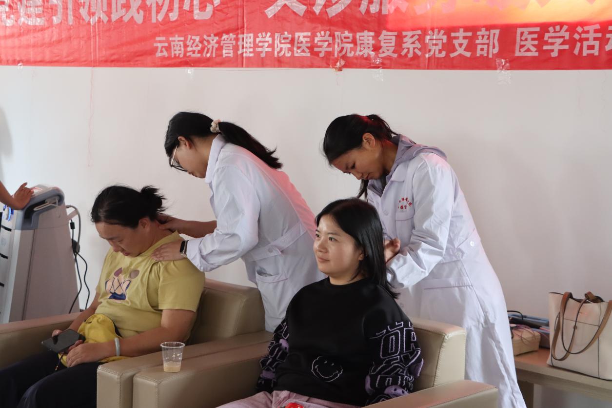 支部行动暖金秋 健康献礼教师节——bat365官方网站医学院开展教师节党员义诊服务活动 第 10 张