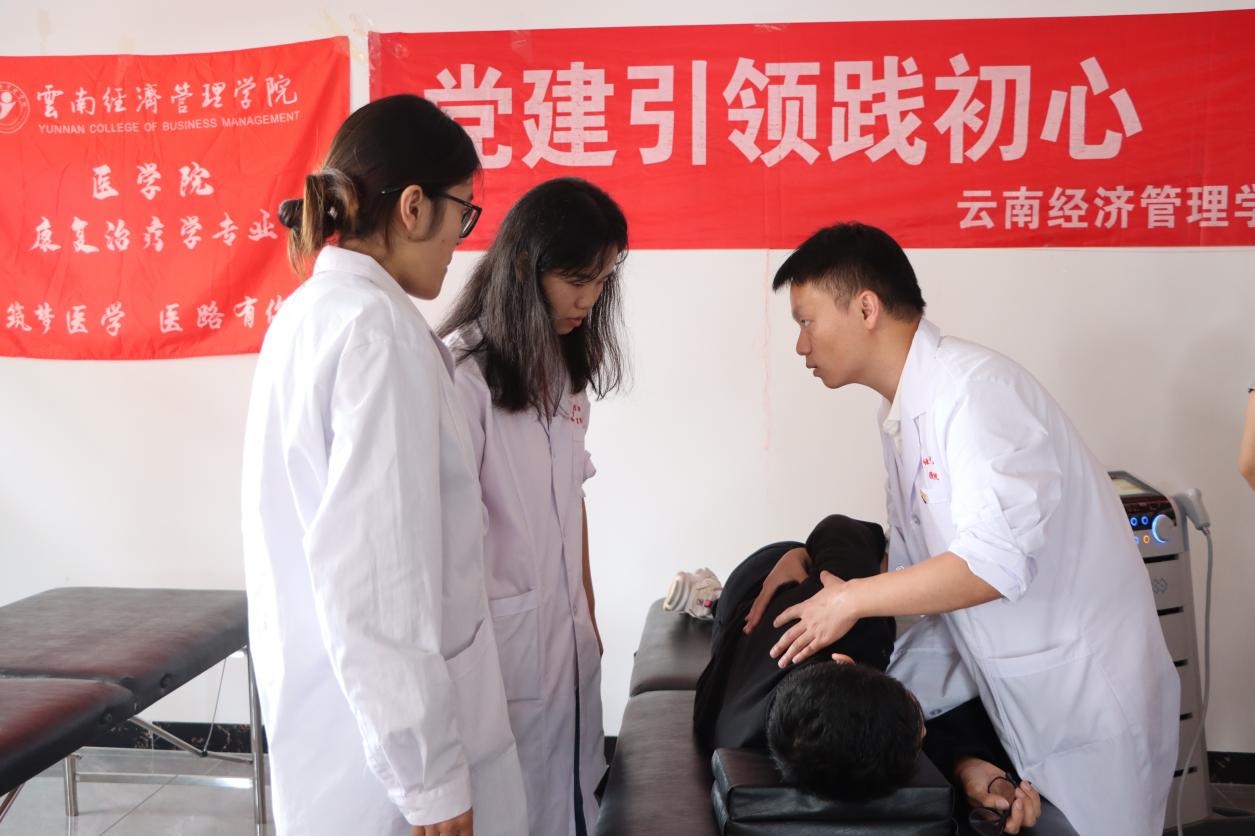 支部行动暖金秋 健康献礼教师节——bat365官方网站医学院开展教师节党员义诊服务活动 第 11 张