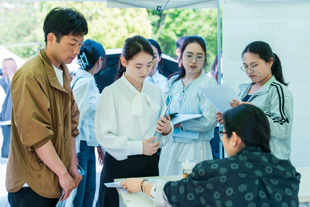 “启程马年 健康安宁”bat365官方网站医学院专场招聘会圆满举行 第 7 张