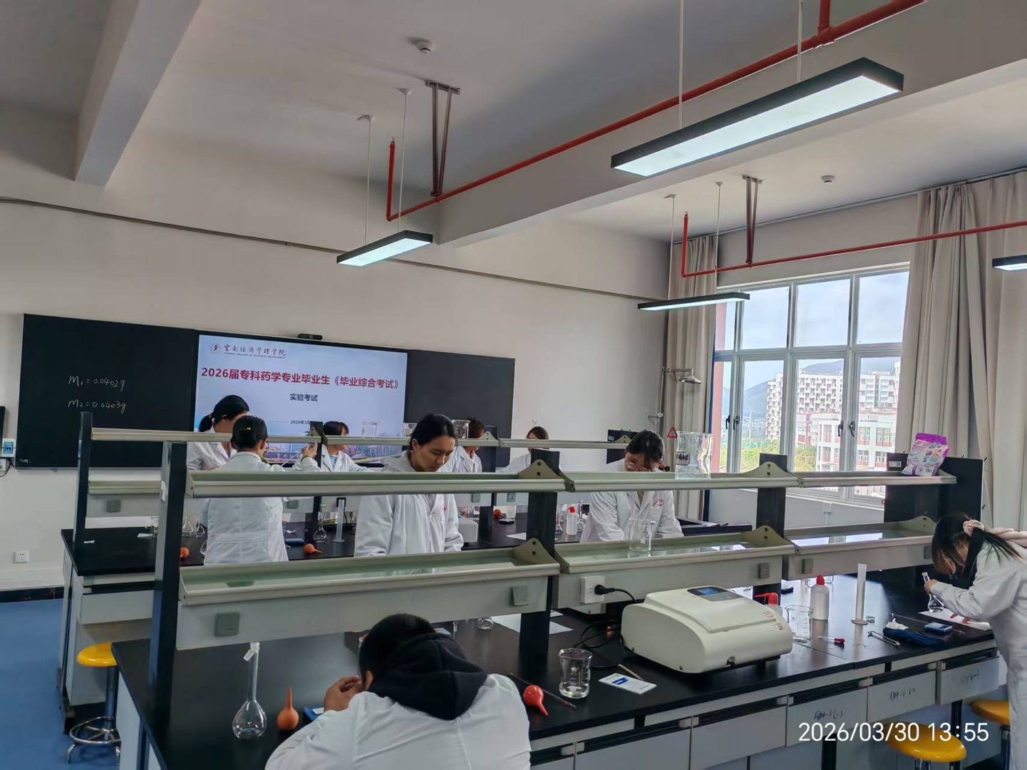 6.jpeg 以考验学,以技赋能——医学院2026届专科药学毕业综合考试圆满落幕 第 6 张